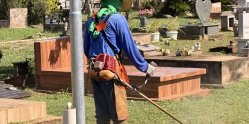 SEINTRA inicia serviços de manutenção no Cemitério Municipal para o Dia de Finados